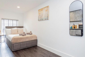 Stylish Studio Chic & Airy in Lister Gate